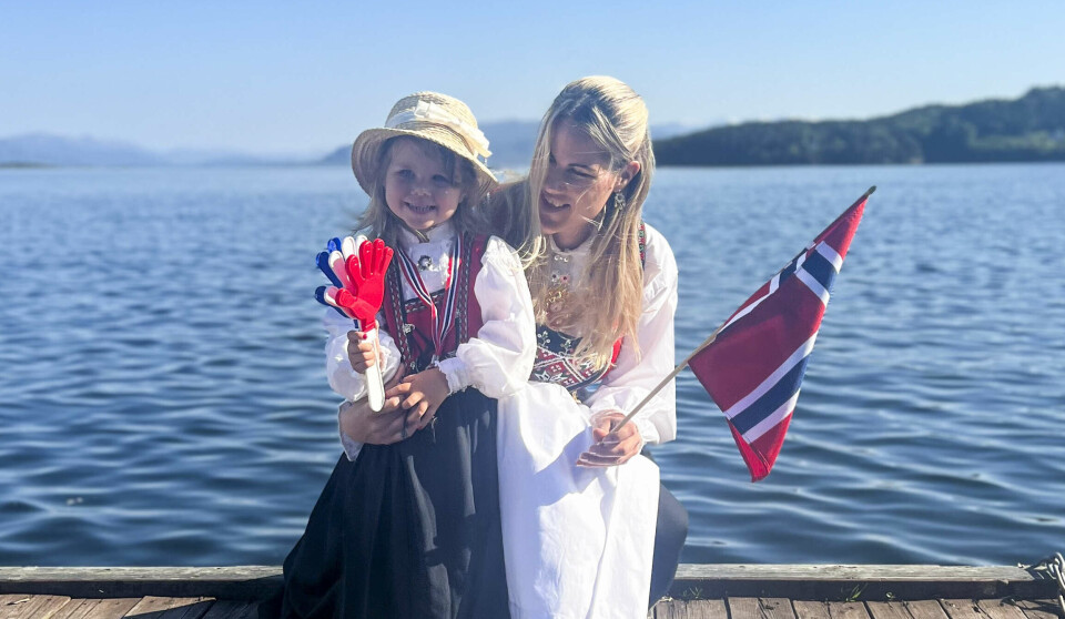 LESARFOTO: Yvonne K. Eilertsen og dottera Runa Ingrid K. Eilertsen klare for 17. mai-feiring i fjor. Også i år blir det nydeleg ver på nasjonaldagen. (Privat foto)