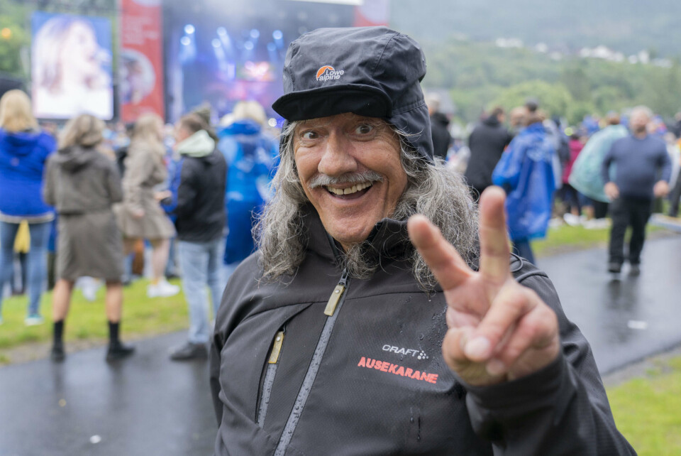 SHOWMANN: Bjørn Jensen var på plass på Gjerstad etter å ha varma opp ein del av publikummarane med Ausekarane-show i hamna i Våge om ettermiddagen. (Foto: Vetle Mikkelsen)