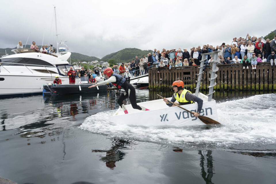 NY TEKNIKK: Å stilla med padleåre er det ikkje mange som har gjort før duoen i Vågen.