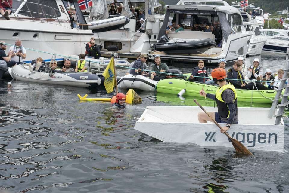 TEAMWORK: Det vart tommel opp frå lagkameraten.