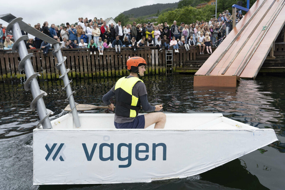 TØRRSKODD: Sjurd Sandvik Pedersen var den einaste av deltakarane som klarte å halda seg nokolunde tørr. Ei heller uvanleg bragd i Ta Sjansen-samanheng.