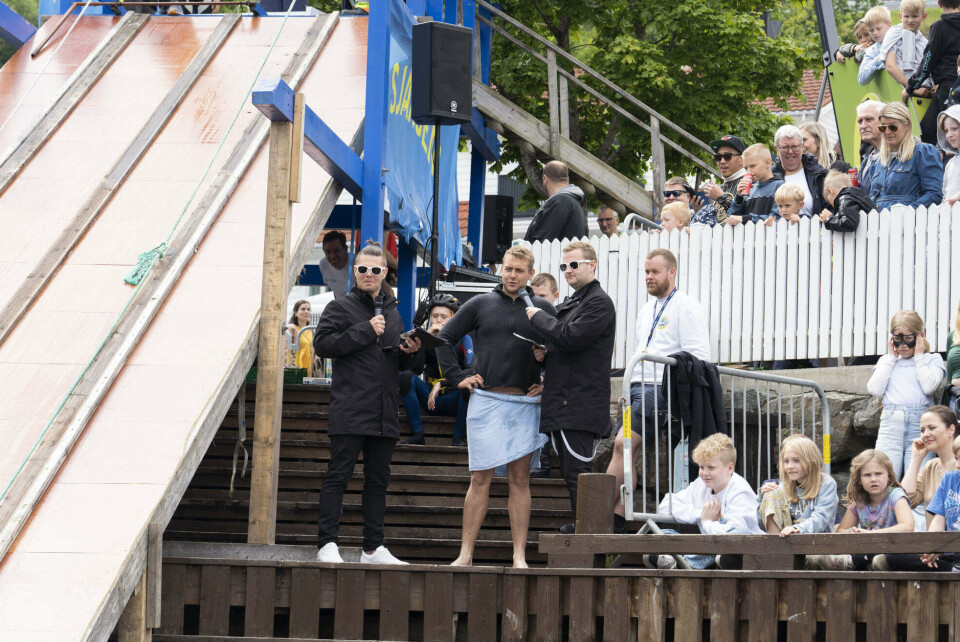 INTERVJU: Programleiarane nytta høvet mellom båtane til å intervjua deltakarane.
