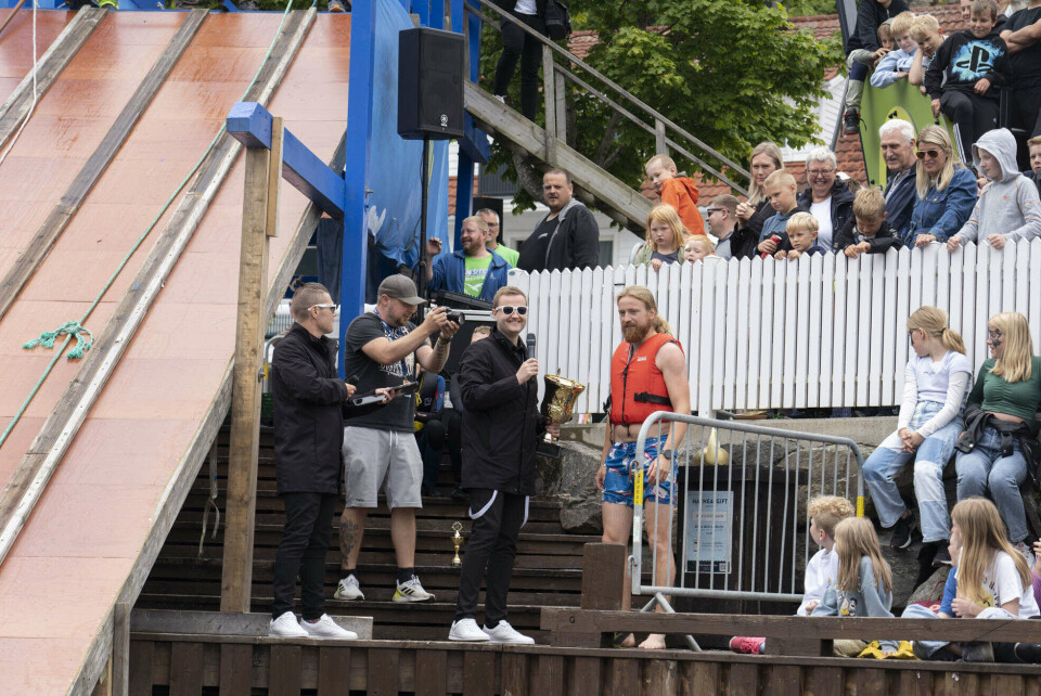 POKAL: Kåre Martin og Anders kunne dela ut den store pokalen etter båtfesten.