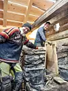 Lærte å mura gamaldags røykomn – i gamal røykstove