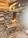 Lærte å mura gamaldags røykomn – i gamal røykstove