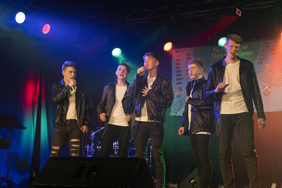 BOYBAND: Brede Kleppe Røssland, Tobias Dalen Hagen, Noah Aslaksen, Samuel Dalland og Theodor Meland levde seg godt inn i rolla som boybandet Backstreet Boys.