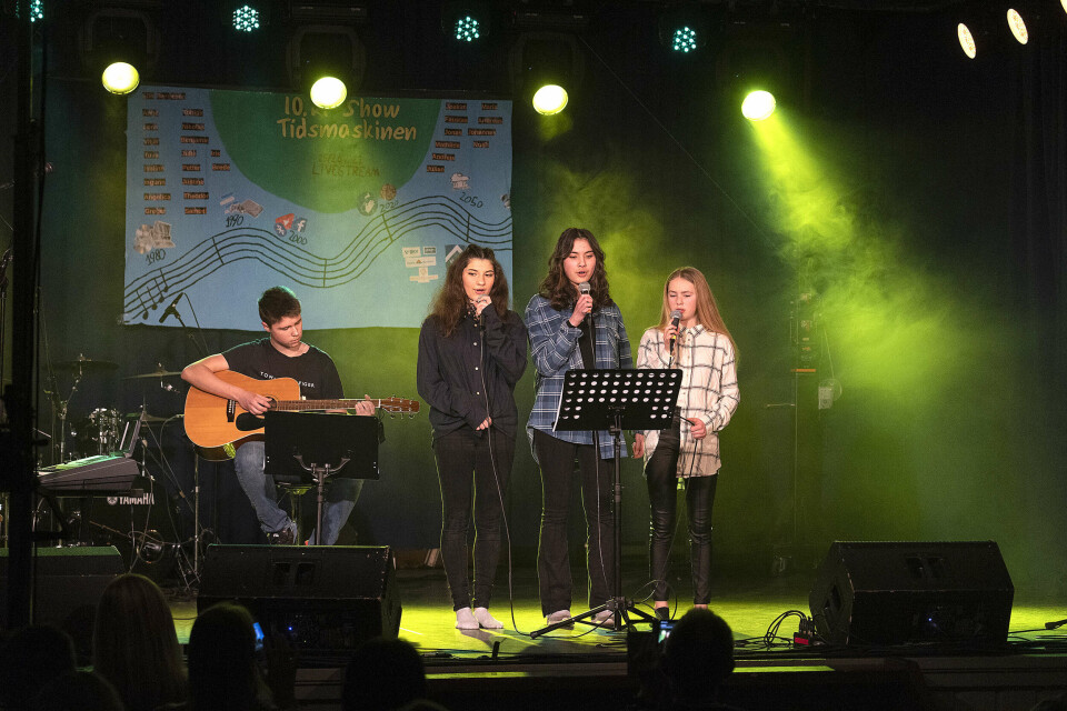 STEMNING: Maria Andronikidou, Iris-Christine Vikingsen og Mathilde Caldwell Nødland song nydeleg på «More Than Words». Faustas Jocius akkompagnerte med gitar.