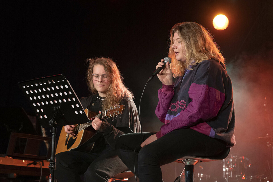SONG OG GITAR: Julie og Justine hadde ei stemningsfull framføring av Viktor Leksell-låta «Svag».
