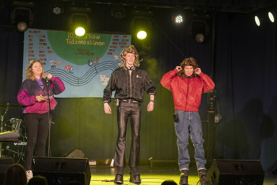 MOTE: Kvelden blei avslutta med moteshow frå dei siste tiåra. Theodor og Tobias viste med glede fram 80-talsmoten. Julie leia moteshowet med stø hand.