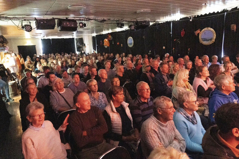 Sjøscenen var full av folk som ville få med seg Ausekarane. (Foto: Øyvind Bjerkestrand)