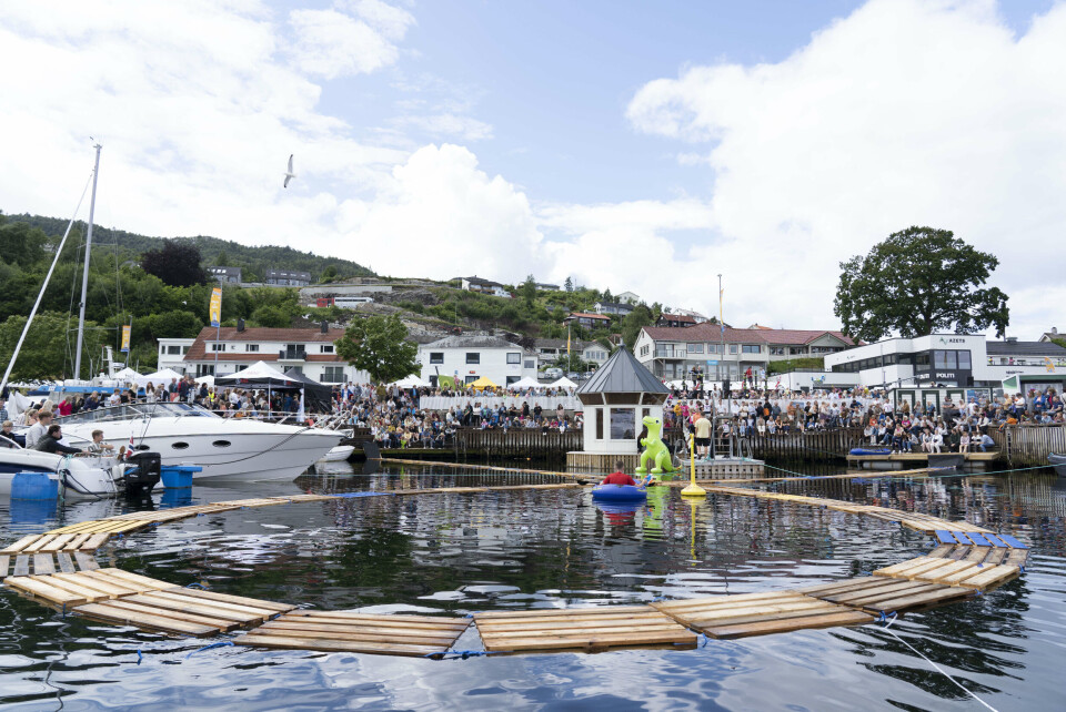 Hamna i Våge var stappfull med folk som venta på palleløpet fredag ettermiddag.