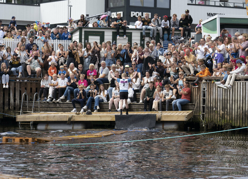 Simen kunne ta i mot hyllesten frå publikum då han kom så å seia tørrskodd i mål.