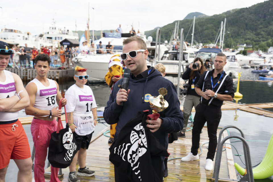 Kåre Martin Kleppe overrekte pokalane.
