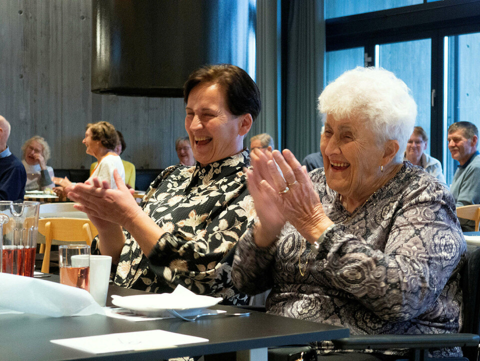 POPULÆRE DIKT: Arne Torget fekk fram latteren hos Anne Margrehte Dale (82) og dottera Anne Kathe Kjerland. – Dette var fantastisk, seier Anne Margrethe.
