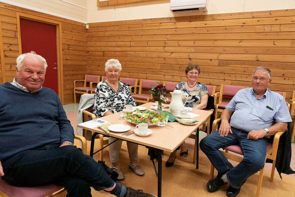 NØGDE: Denne gjengen på Reksteren fortel at det har vore lite sosiale samlingar den siste tida. Frå venstre: Tor Brandt, Solfrid Haukefær, Gunhild Andersland og Gunnar Andersland.