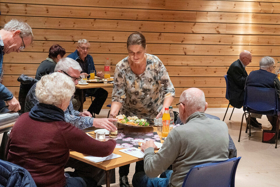 SERVERING: God mat høyrer til under eldredagsmarkeringa.