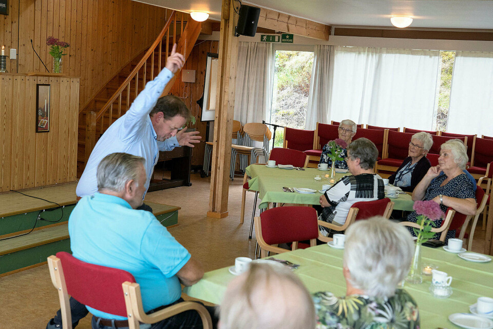 UNDERHALDAR: Torstein Hatlevik baud som vanleg på seg sjølv. Her i Tysnes bedehus.
