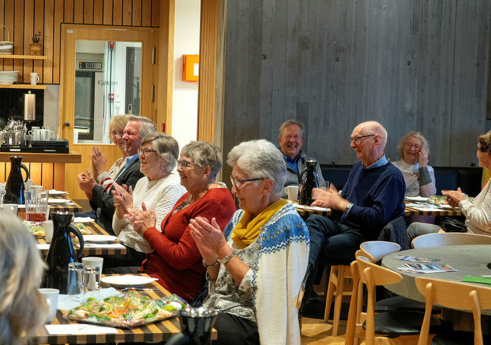 APPLAUS: Arne Torget hausta applaus frå mange. Her av ein bukett tilhøyrarar i OnarTun.