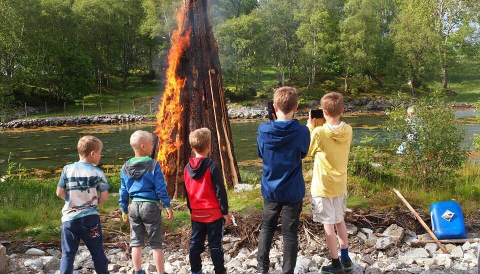 BÅLBRENNING I SJØKANTEN: Det står att å sjå om me får like fint jonsokvêr som dette i år, men feiring blir det uansett. (Arkivfoto)