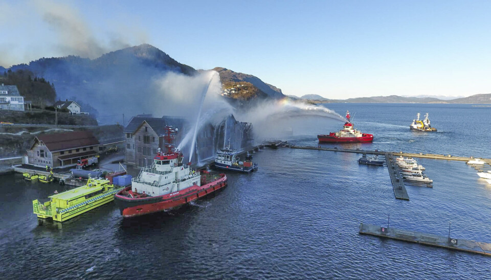VASSKANONAR: Det blei gjort eit stort sløkkearbeid frå sjøsida, mellom anna frå to av båtane til firmaet Buksér og Berging (dei raude og kvite). (Dronefoto: Øystein Vaage)